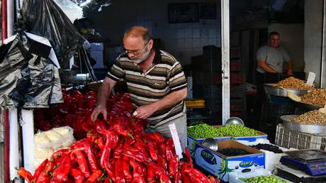 سوريا.. مزارعو ريف حماة يتلفون محاصيلهم بسبب انهيا...