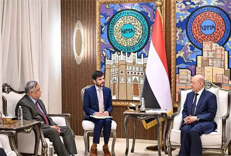 رئيس مجلس القيادة: أمن البحر الأحمر مسؤولية يمنية ودولية مشتركة