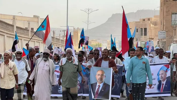 مسيرة حاشدة في تريم تجدد التفويض للزُبيدي وترفض الوصاية