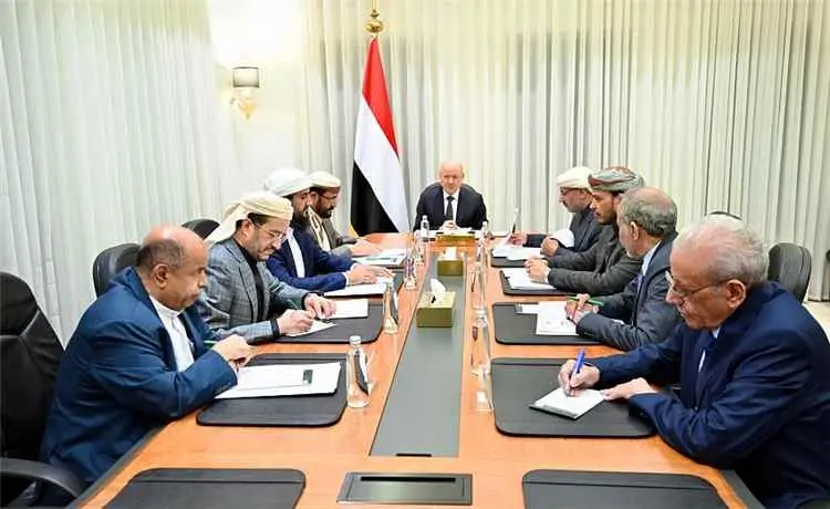 السلطة المحلية في محافظة عمران تعلن دعمها للقيادة...