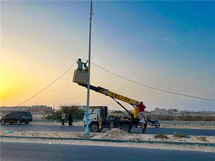 مكتب الأشغال العامة بالشحر يبدأ في تركيب الكشافات...