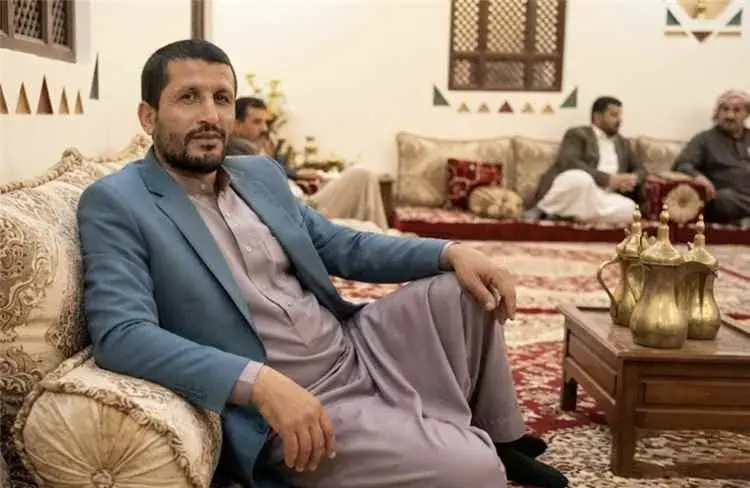 مشرف حوثي يداهم محلات رجل اعمال شهير في عمران ويقت...