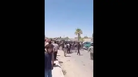 سوريا.. محتجون يرجمون موكب محافظ الحسكة بالحجارة ل...