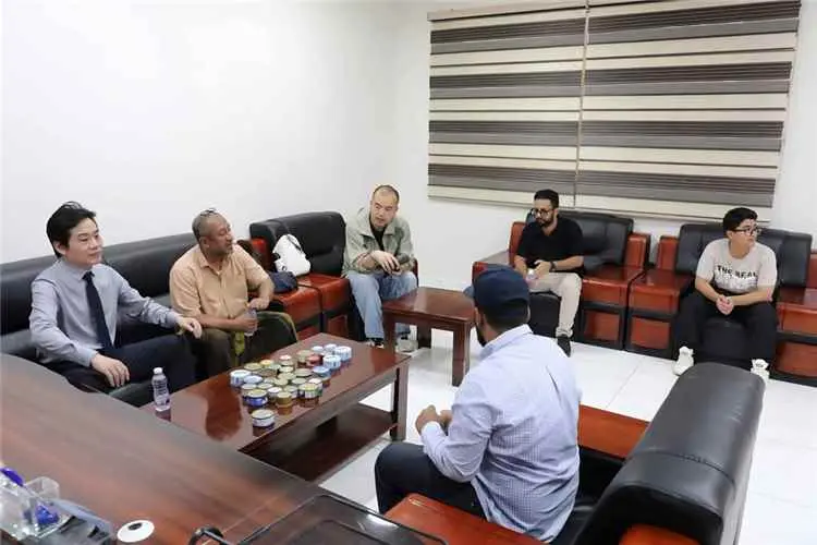 مباحثات يمنية صينية لتعزيز الاستثمار في قطاع تعليب...