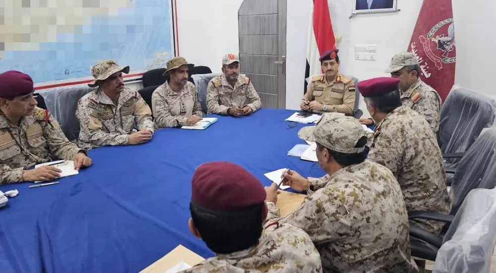 وزير الدفاع يترأس اجتماعا عسكريا للوقوف على تطورات...
