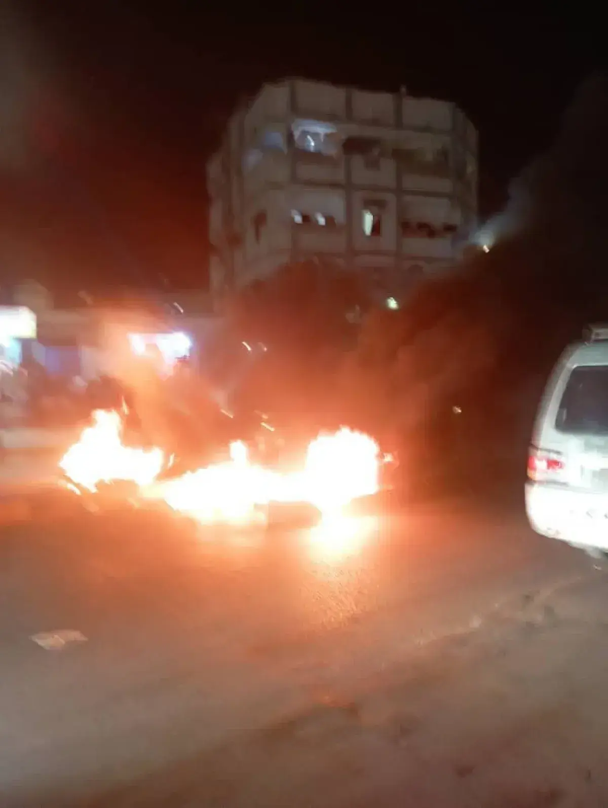 احتجاجات غاضبة وشلل مروري في المكلا بحضرموت للتندي...