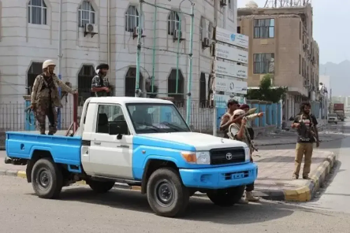 الأمن في عدن يحرر مختطفين ويضبط أدوية مهربة