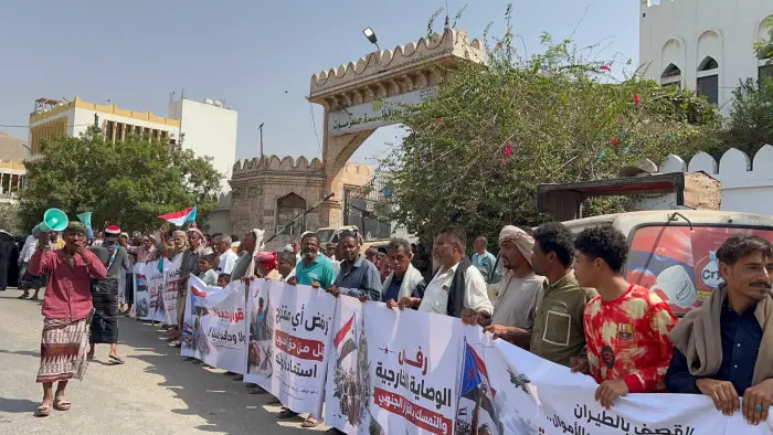 وقفة بالمكلا تندد بقرار العليمي وتطالب ببسط سيطرة...