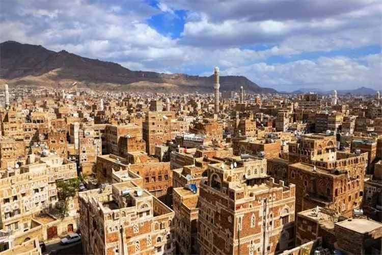اعتقال شيخ قبلي في صنعاء بعد مداهمة منزله بقوة أمن...