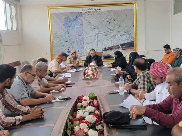 عدن.. تنفيذي المنصورة يناقش الأداء الخدمي ويرفع ال...
