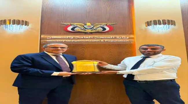وزير الصحة يكرّم الدكتور أحمد السعيدي بدرع التميز المؤسسي تقديراً لإسهاماته في تطوير نظم المعلومات الصحية