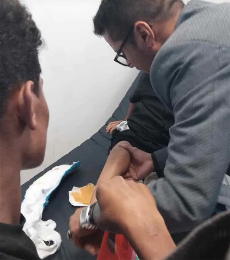 طوابير أمام عيادة العظام بمستشفى رصد العام.. واستض...