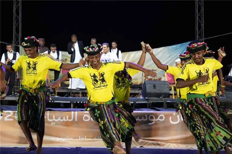 عضو مجلس القيادة الخنبشي يشارك أبناء حضرموت جانبا...