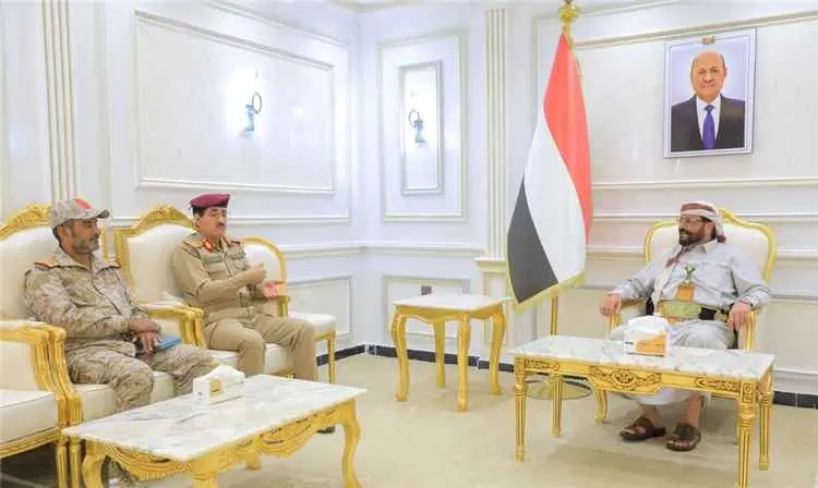 العرادة يؤكد خلال لقائه وزير الدفاع ورئيس الأركان أن الدفاع عن الجمهورية معركة مصيرية ويشدد على رفع الجاهزية