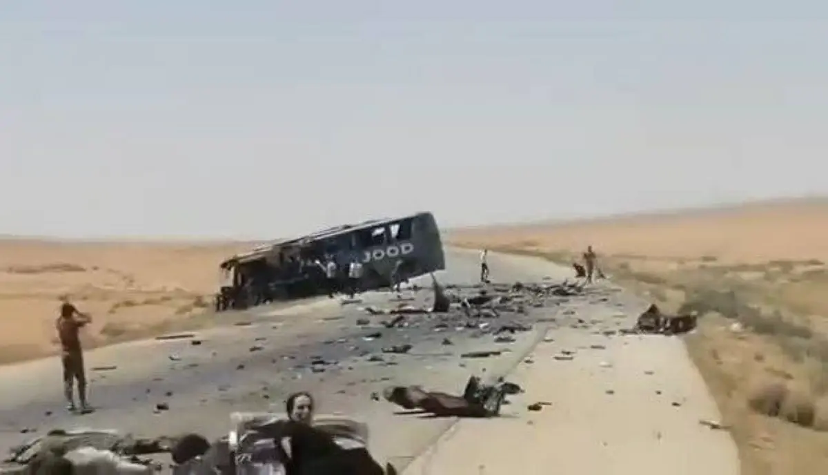 تصادم حافلتين يخلف عشرات القتلى والجرحى في السخنة...