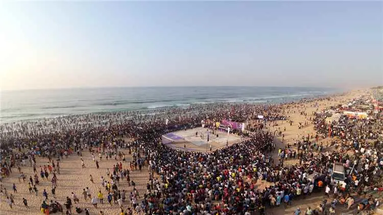 مهرجان "يلا بلدة" يجذب الآلاف إلى شاطئ المكلا في أ...