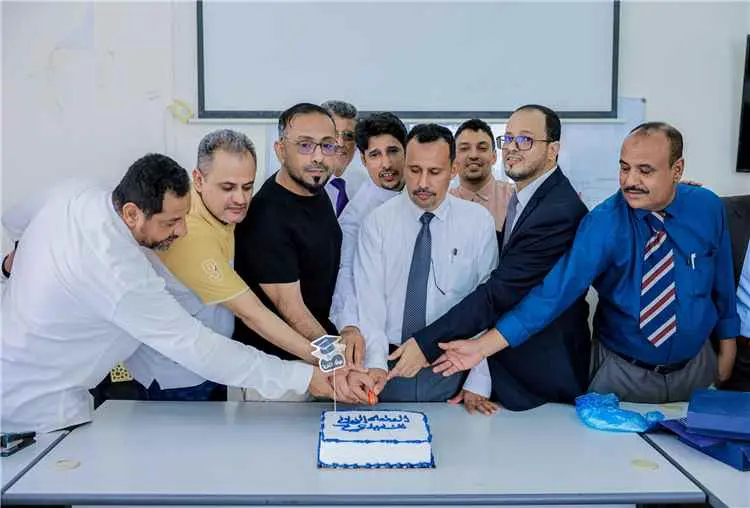 كلية العلوم الإدارية بجامعة عدن تحتفي بأول دفعة في...