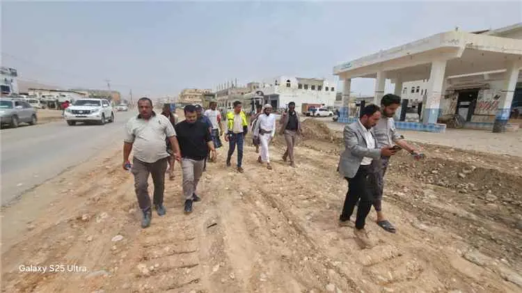 مدير عام مكتب الأشغال العامة بشبوة يتفقد سير العمل...