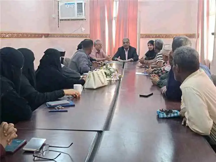 مدير إدارة التربية والتعليم بالمعلا يلتقي بموظفي ا...