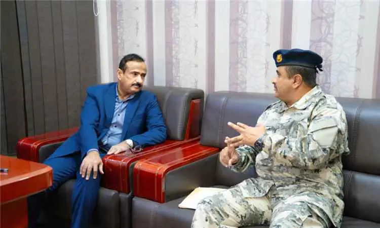محافظ شبوة يناقش مع خفر السواحل جهود تعزيز امن المياه الاقليمية
