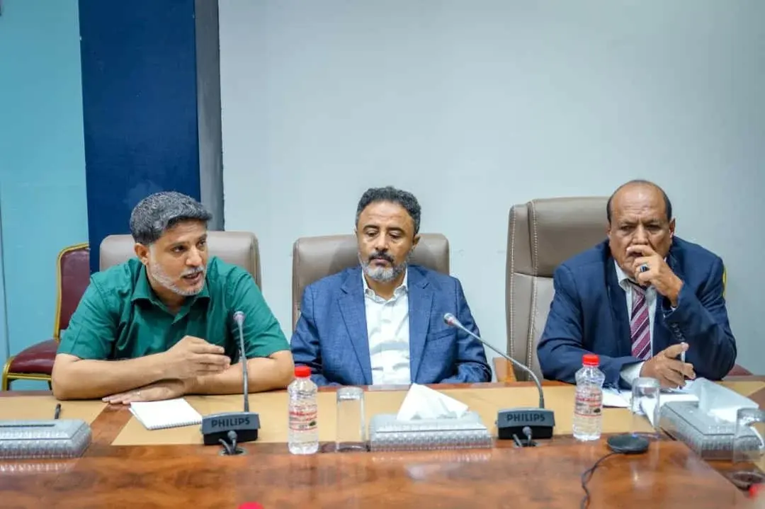 الرئيس الزُبيدي يعقد اجتماعا بأعضاء هيئة الرئاسة ا...