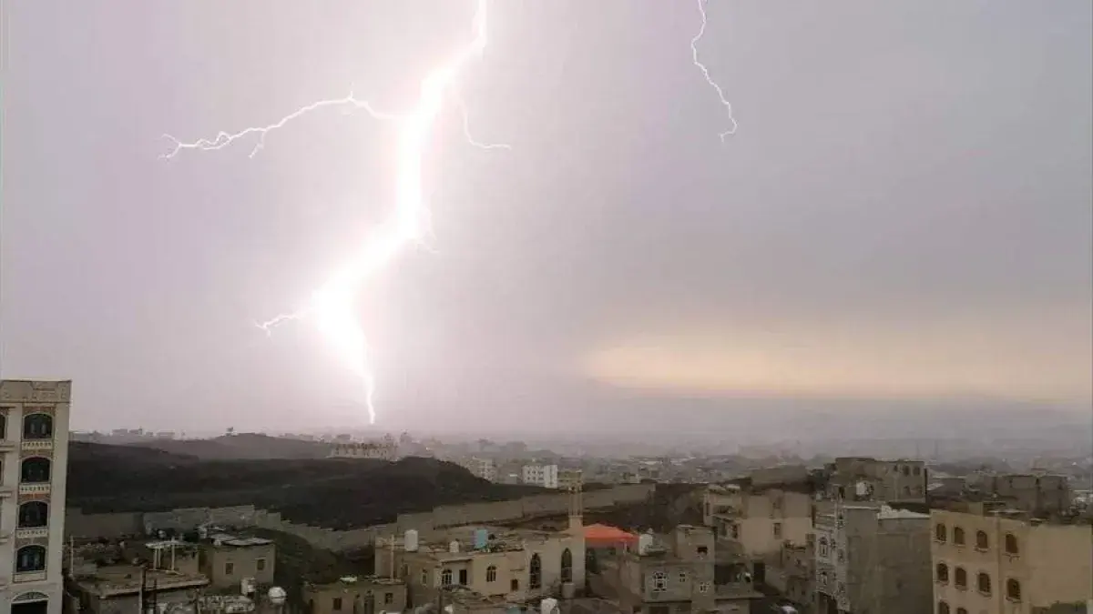 خمسة مصابين وانهيار منزل ونفوق مواشٍ جراء صاعقة وأ...