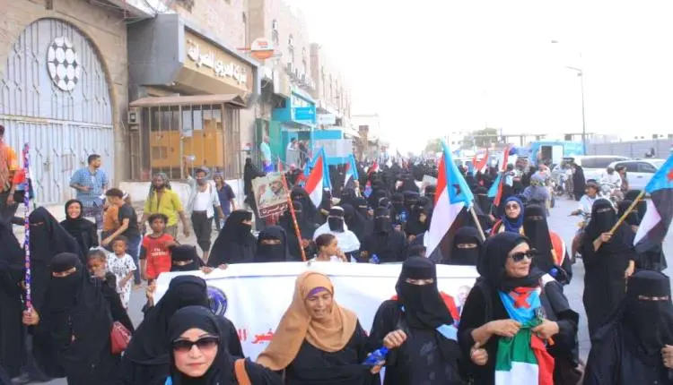 انتقالي لحج ينظم وقفة احتجاجية ومسيرة جماهيرية نسو...