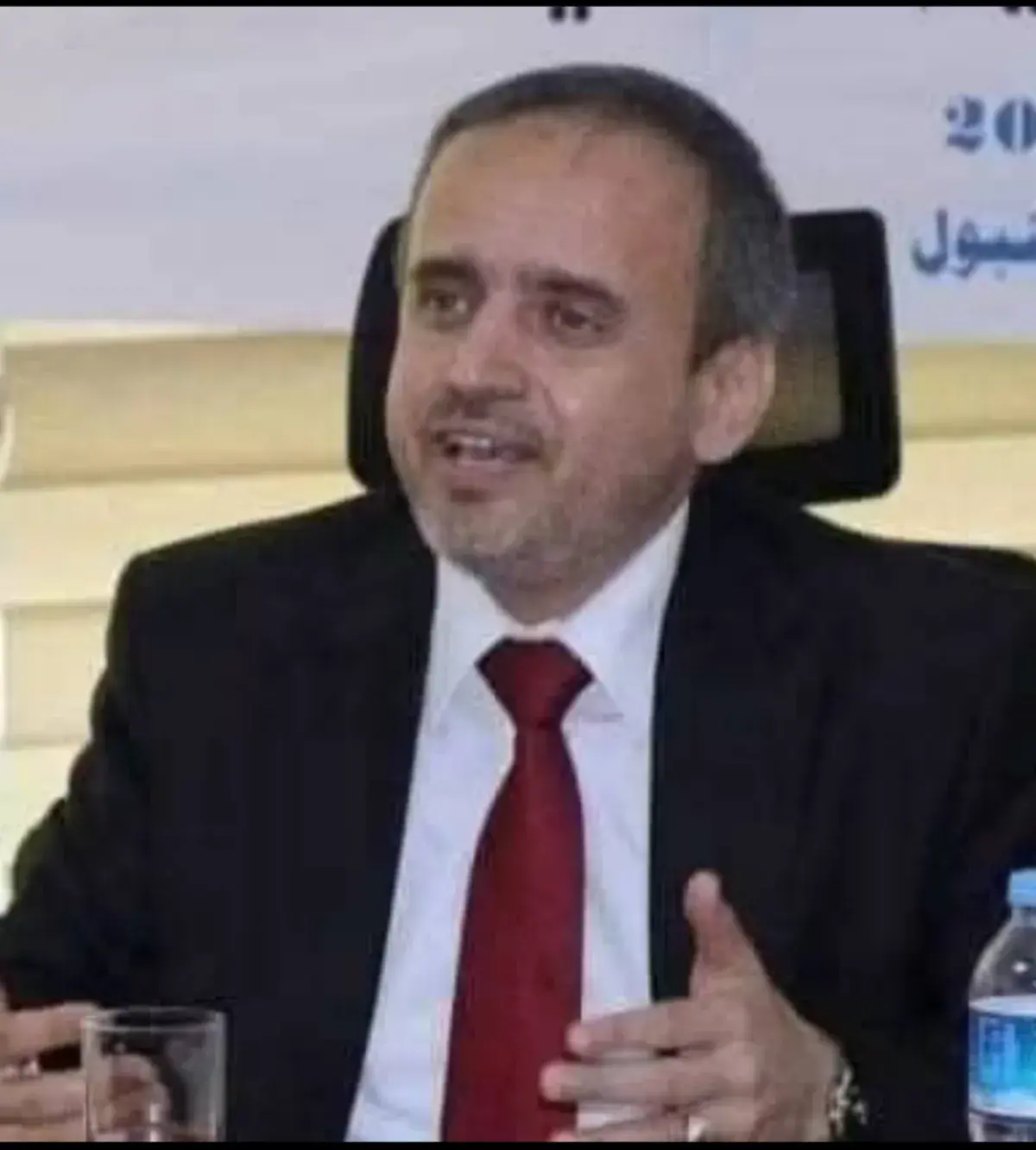 ناشطون يطالبون بمحاسبة وزير التعليم العالي السابق...