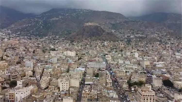 انهيار منزل في تعز يودي بحياة امرأة ويصيب ابنتها