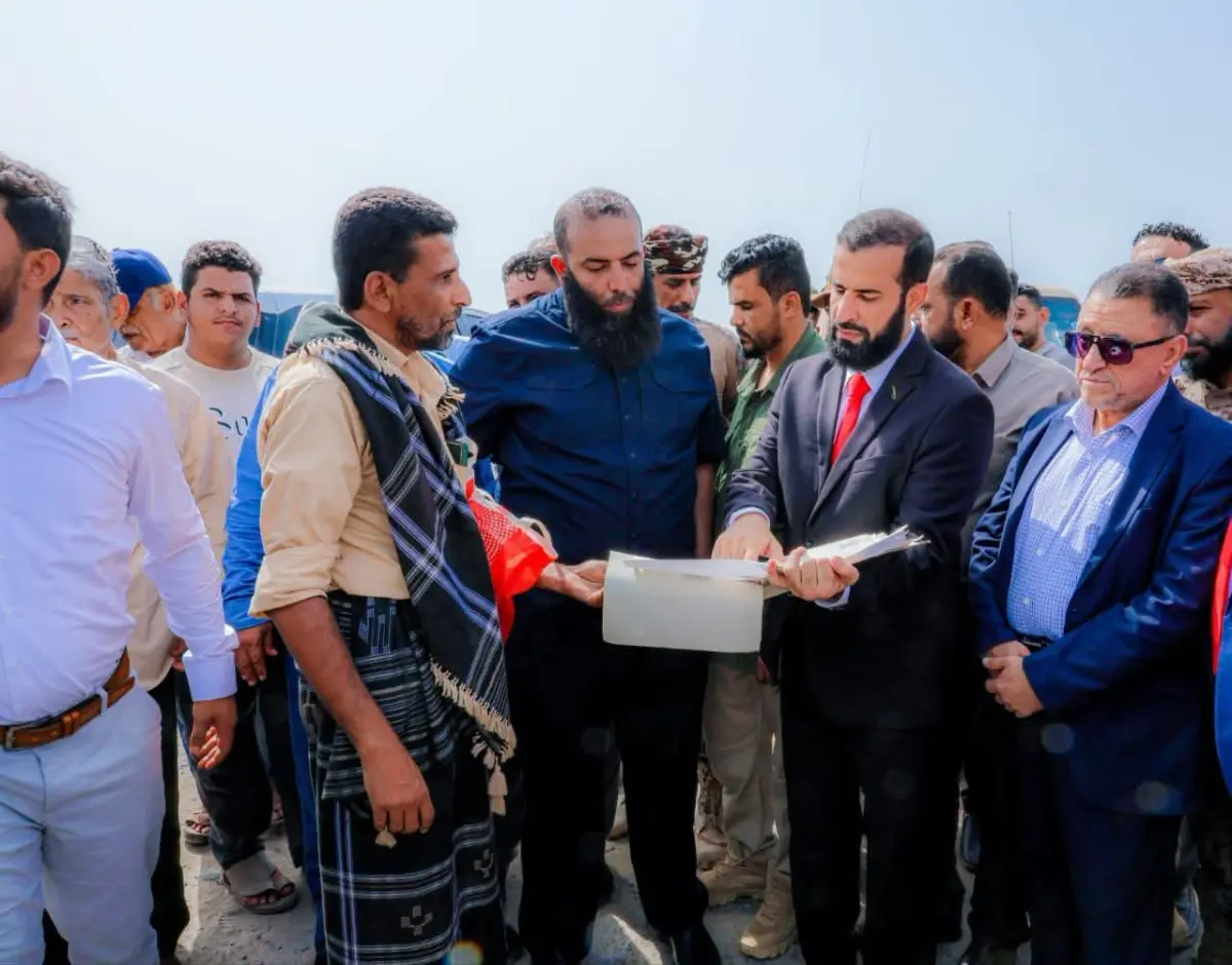 محافظ أبين يدشن تسليم أراضي وعقارات الدولة لأصحاب...