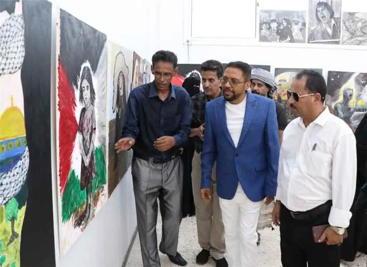 نائب وزير الثقافة يفتتح معرض تشكيلي بعدن