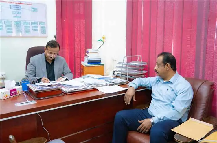 محافظ شبوة، يوجه بتعزيز مسار التنمية والخدمات في م...