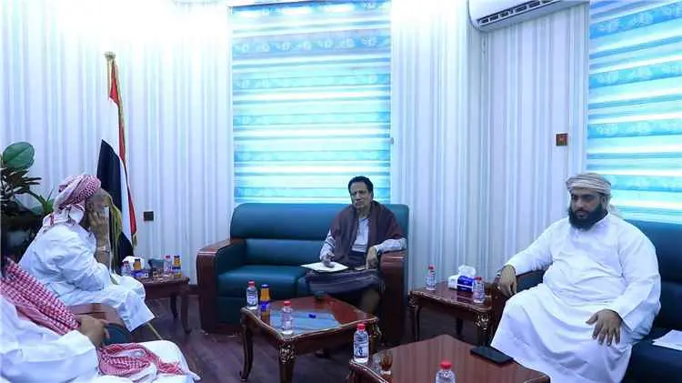 محافظ المهرة يلتقي مدير عام مديرية حصوين ويطلع على...