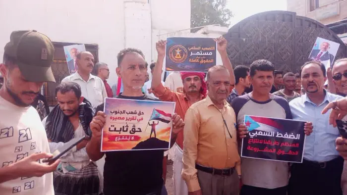 وقفة احتجاجية بكريتر تندد باقتحام اتحاد عمال الجنو...