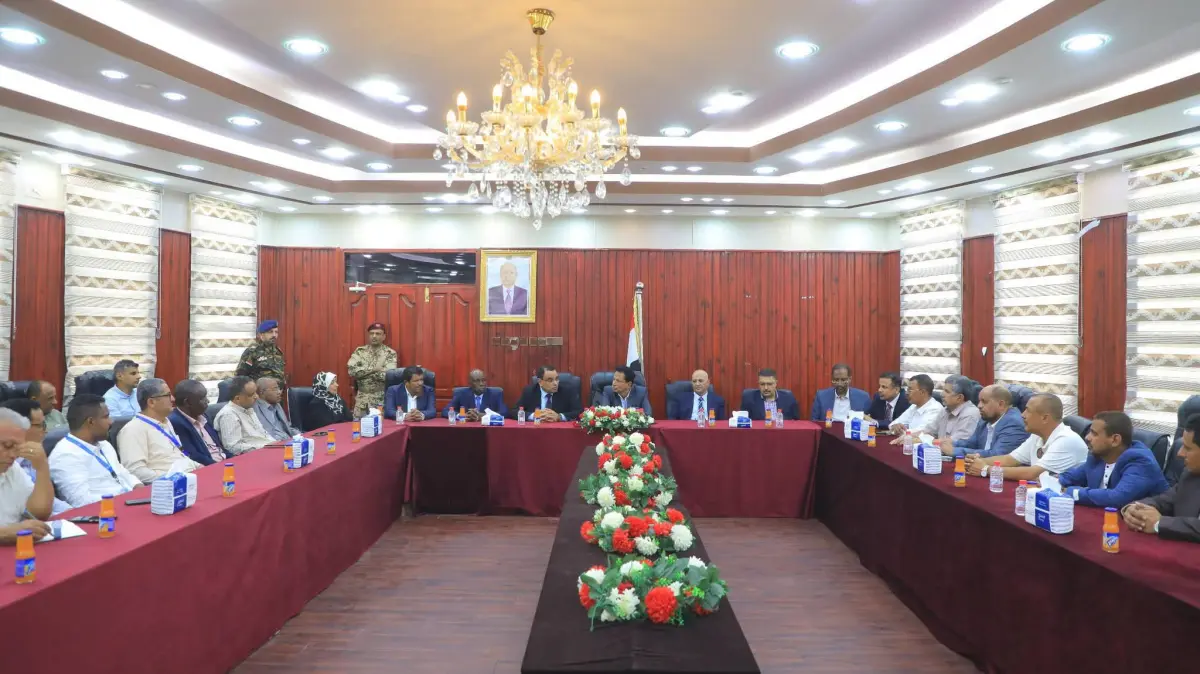 محافظ المهرة يجتمع بوزيري الزراعة والمياه وممثل ال...