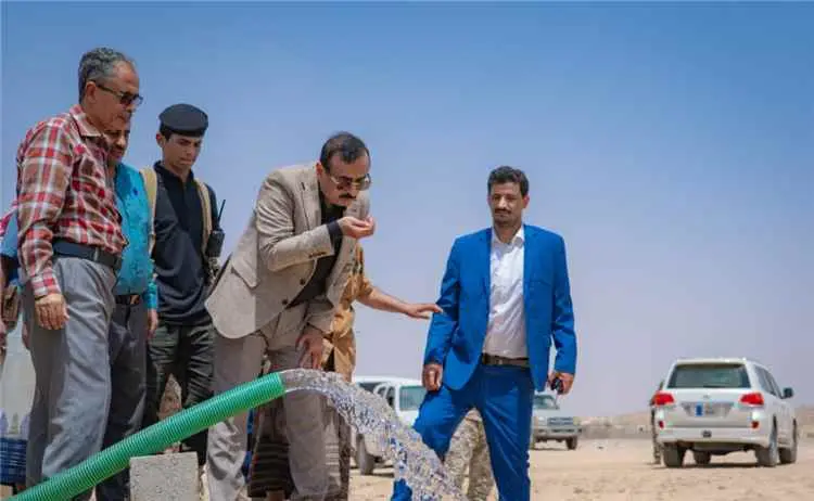 محافظ شبوة يدشن الضخ التجريبي لمشروع مياه نعضة ويش...