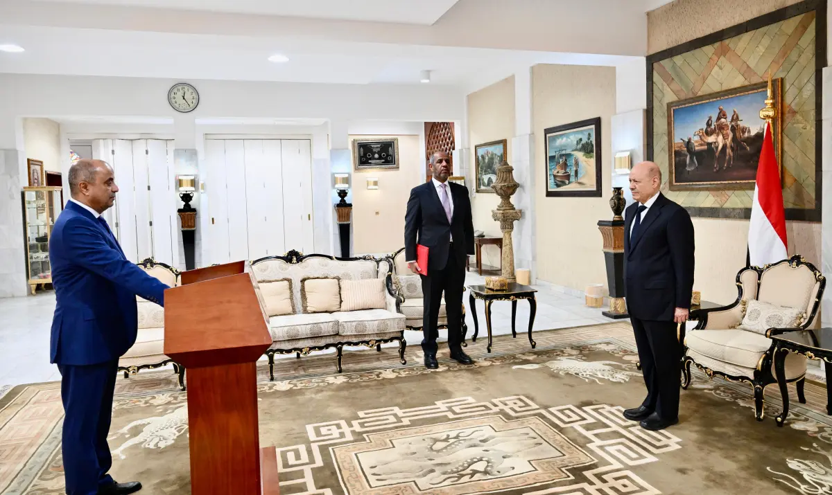 سفير اليمن لدى المملكة العربية السعودية يؤدي اليمي...