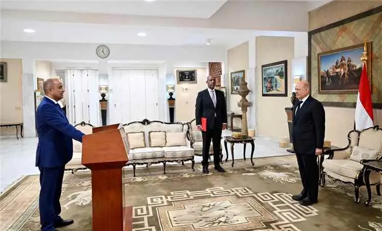 سفير اليمن لدى المملكة العربية السعودية يؤدي اليمي...