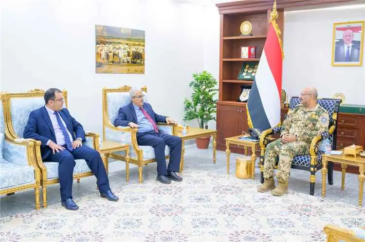 طارق صالح يبحث مع قيادة بنك الإنشاء والتعمير استئن...