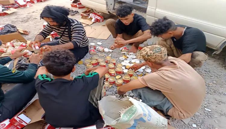 سلطات عدن تتلف كميات كبيرة من مواد منتهية الصلاحية