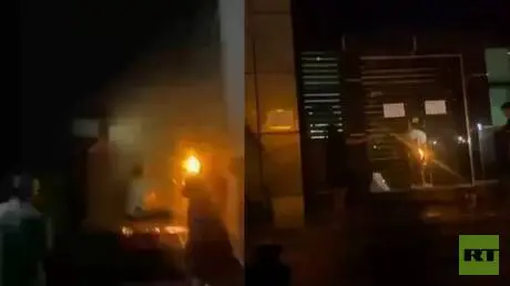 احتجاجات طرابلس تتصاعد.. المحتجون يغلقون مقر المجل...