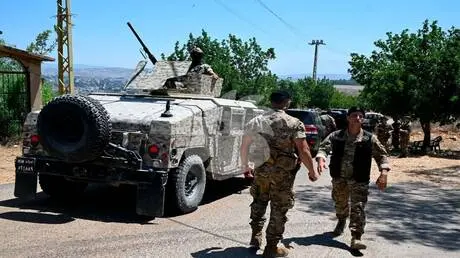 قائد الجيش اللبناني يتفقد بلدة زوطر الغربية برفقة...