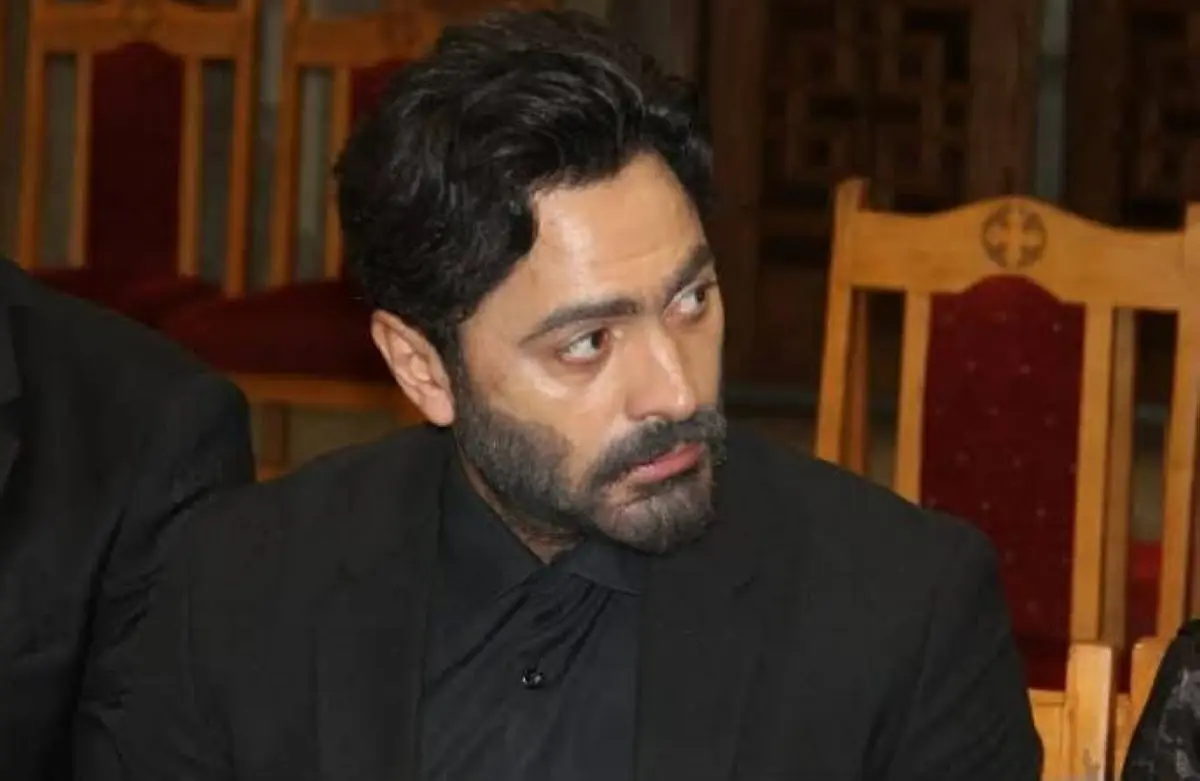 بعد وفاة والده.. هل يتم إلغاء حفل تامر حسني في الع...