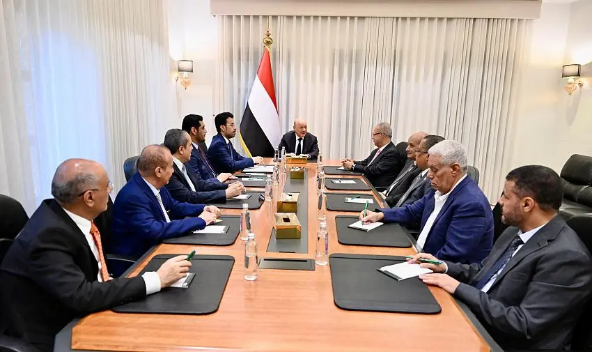 العليمي: معركة التحرير ليست معركة الجيش وحده.. ويد...