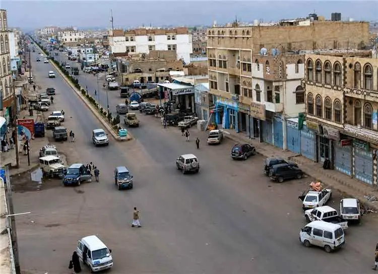 مسلحون يغتالون مواطنًا ونجله داخل سوق في عمران