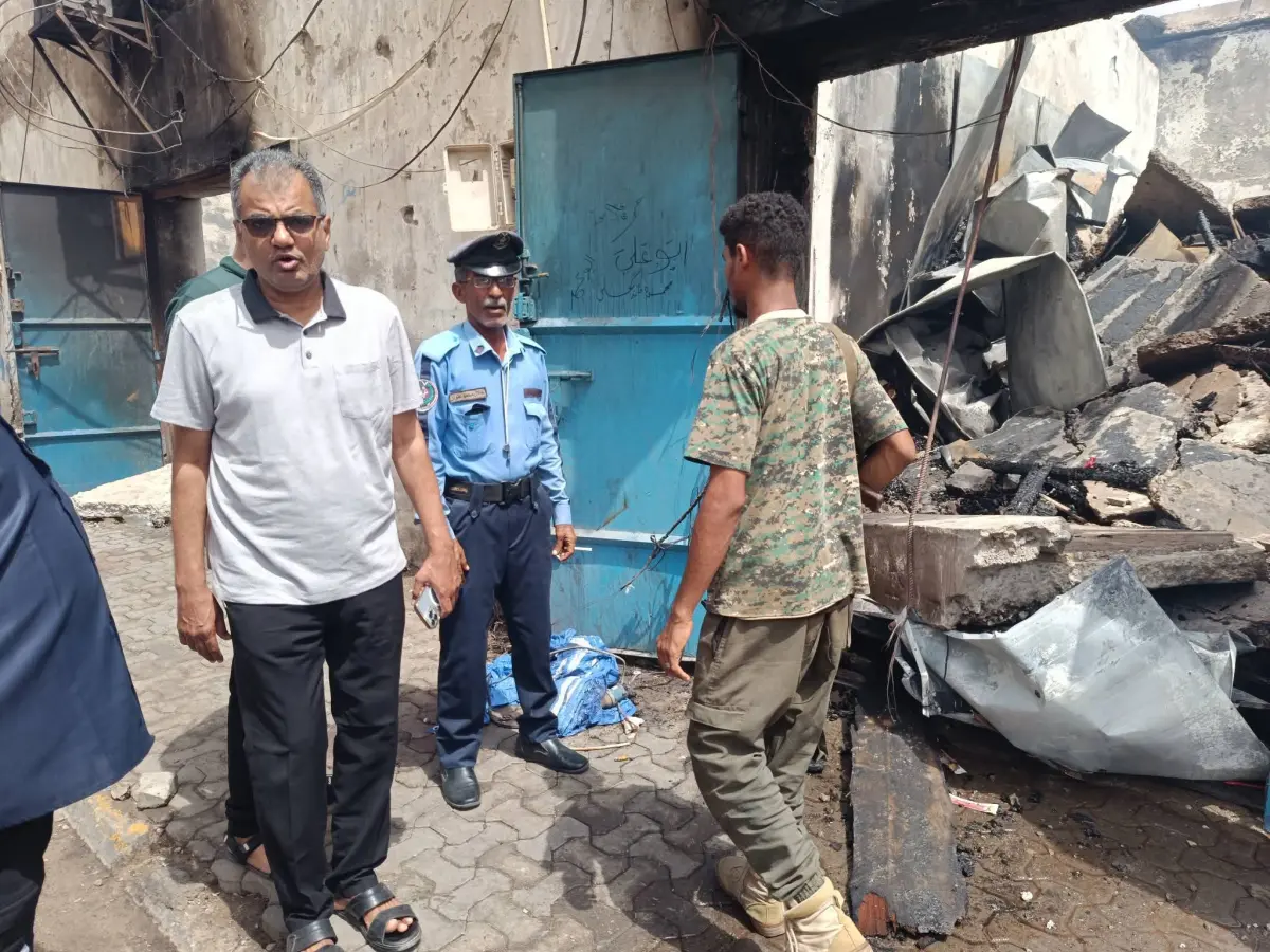 مدير عام مديرية المعلا ينزل إلى موقع الحريق في الد...