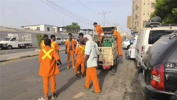 عدن.. قسم النظافة بالمنصورة ينفذ حملة شاملة لرفع ا...