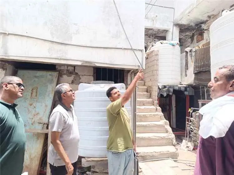 مدير عام مديرية المعلا يتفقد حي الكهرباء ويطلع على أوضاع البنية التحتية ومشكلة طفح مياه الصرف الصحي