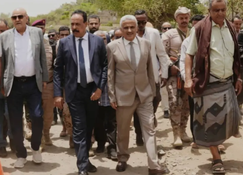 وزير الأشغال ومحافظ تعز يدشنان مشروع صيانة وإعادة...
