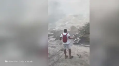 لحظة انهيار صخري أثناء وقوع زلزال ضرب إيطاليا